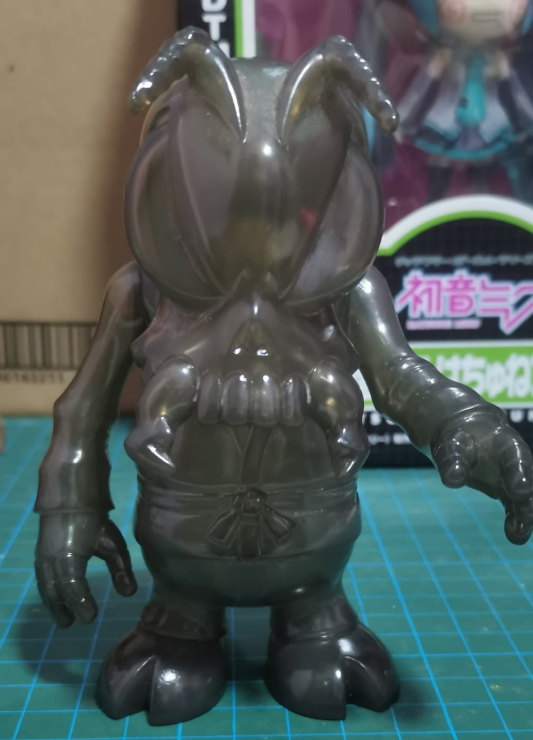 Secret Base Convex Skull Bee Black Clear ver 5" Vinyl Collection Figure