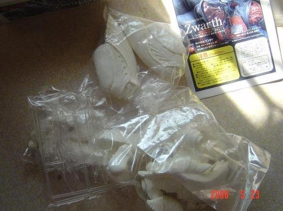 Bandai B-Club 1/72 Aura Battler Memoirs Dunbine Zwarth Cold Cast Model Kit Figure - Lavits Figure
- 3