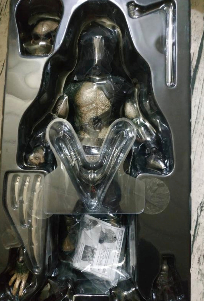 Hot Toys 1/6 12" Predators Falconer Predator Action Figure Used