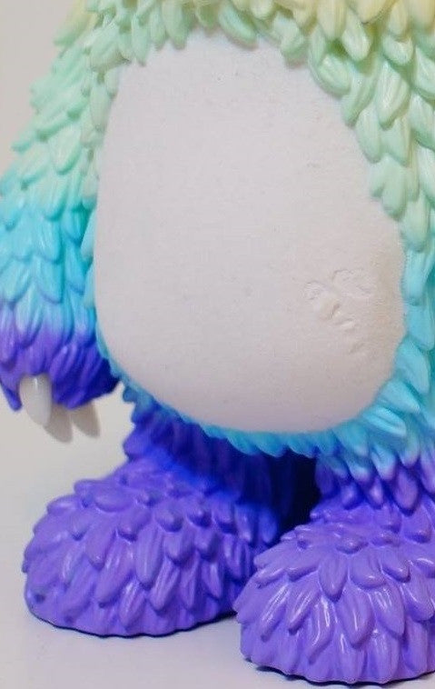 Instinctoy Hiroto Ohkubo Muckey 4th Color Fantasmic Rainbow Ver. 8" Vinyl Figure Used - Lavits Figure
- 2