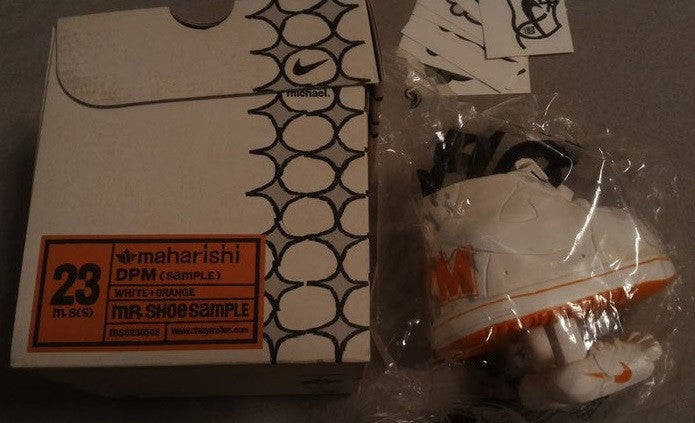 Crazysmiles 2011 Michael Lau Mr. Shoe Sample Maharishi DPM White Orange Vinyl Figure - Lavits Figure
- 2