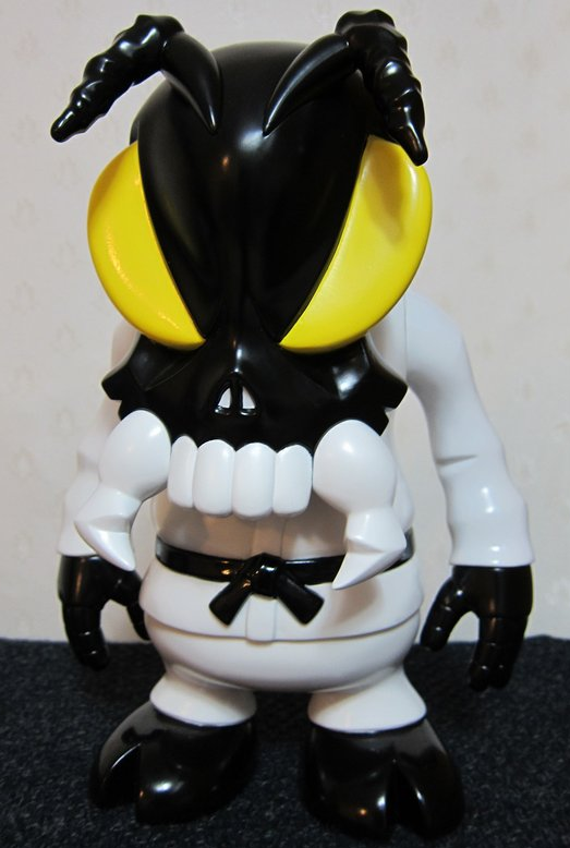 Secret Base Convex Skull Bee Deka Black & White Ver 5" Vinyl Collection Figure - Lavits Figure