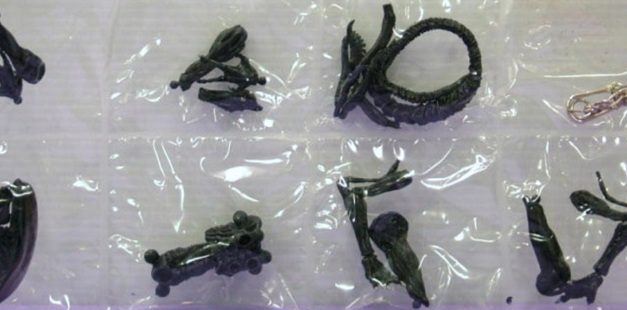 Hot Toys Alien vs Predator Toy Hunters Snap Kits 4 Alien Action Key Chain Figure