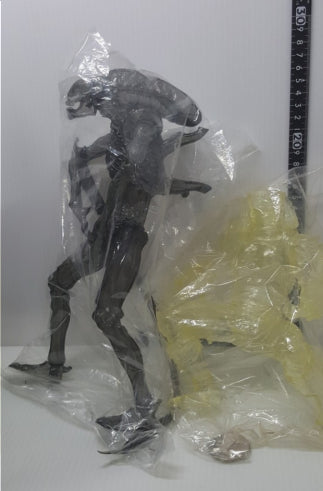 Medicom Toy Alien vs Predator Toys R Us Exclusive Crystal Special Ver Trading Figure