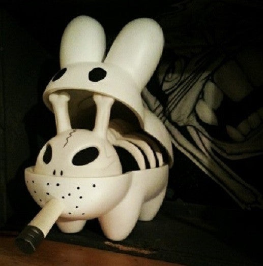 Medicom Toy 2005 Frank Kozik VCD Vinyl Collectible Dolls No 23 Labbit Smorkin' Bone Bunny 6" Vinyl Figure - Lavits Figure
- 1