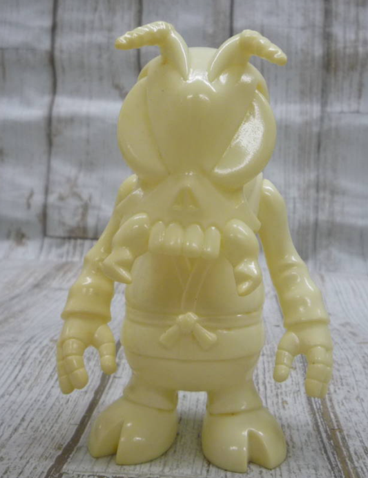 Secret Base Convex Skull Bee Invisible Clear Ver 5" Vinyl Collection Figure