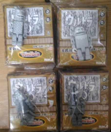 Run'a Tinibiz Ultraman 4 Monochrome Trading Figure Set